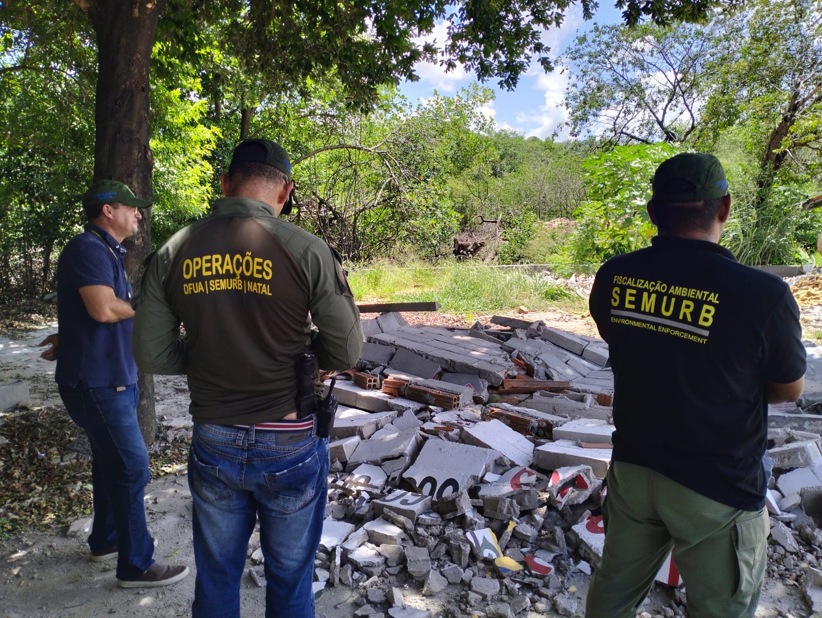 Semurb demoliu construção irregular em área de manguezal nas Quintas