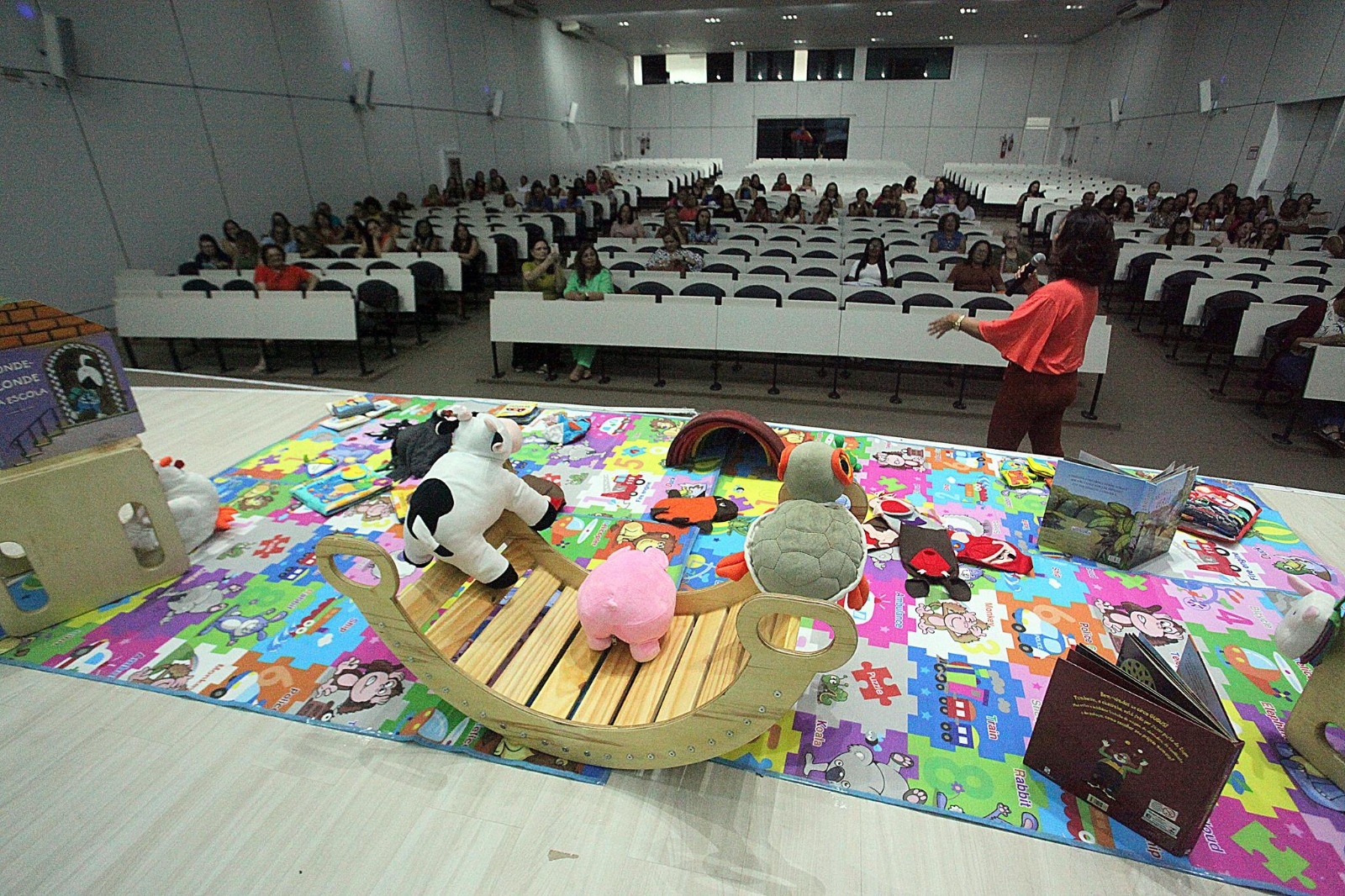 Departamento de Educação Infantil abre formação continuada com palestra sobre cotidiano da creche