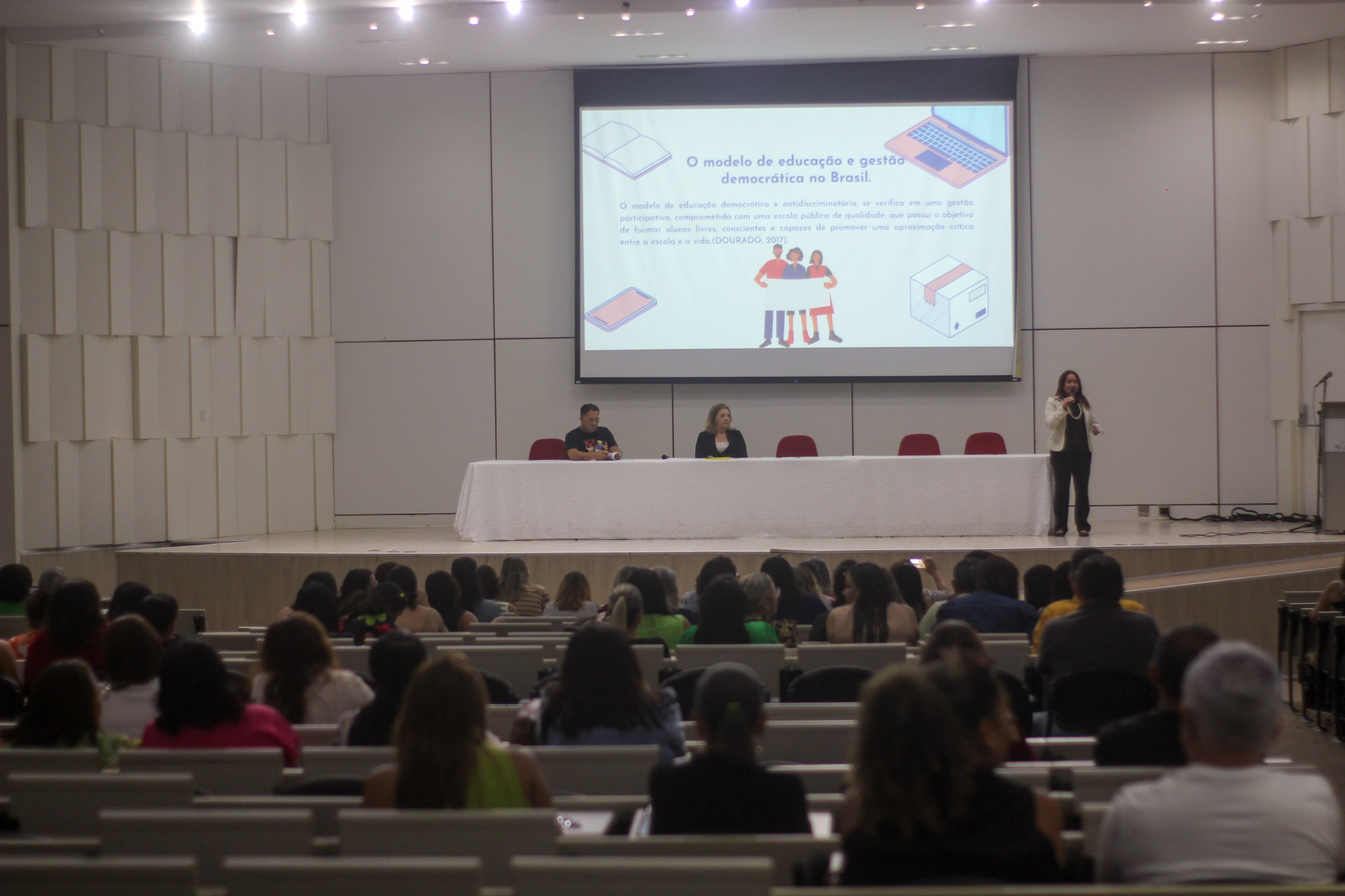 Diretores da Rede Municipal de Ensino avaliam o Plano de Ação Trienal em vigor