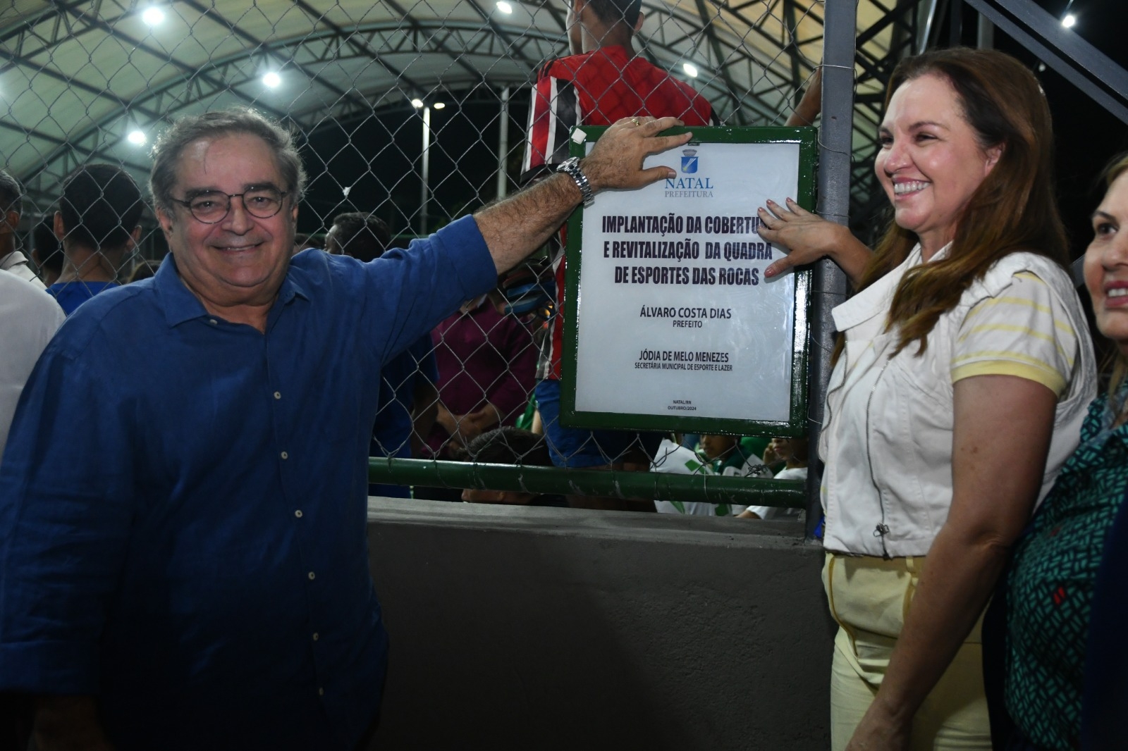 Prefeito Álvaro Dias inaugura quadra poliesportiva nas Rocas e recebe homenagem de Escola de Samba