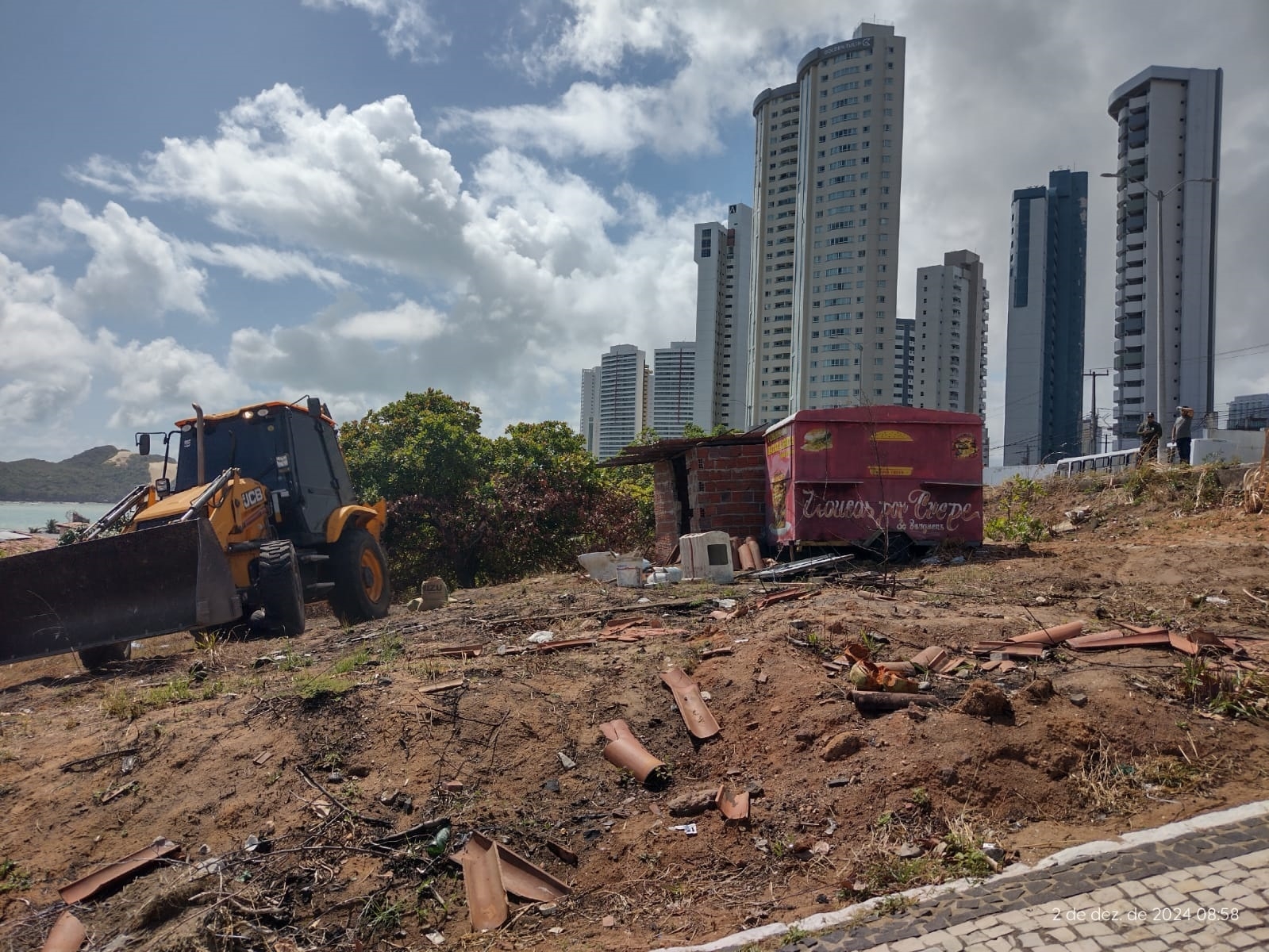Semurb realiza demolição na AEITP 01, antiga área não edificante de Ponta Negra