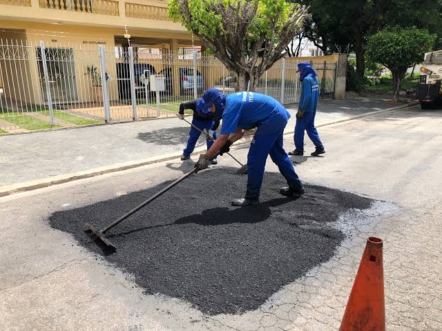 Alecrim e Cidade da Esperança recebem operação tapa buracos 