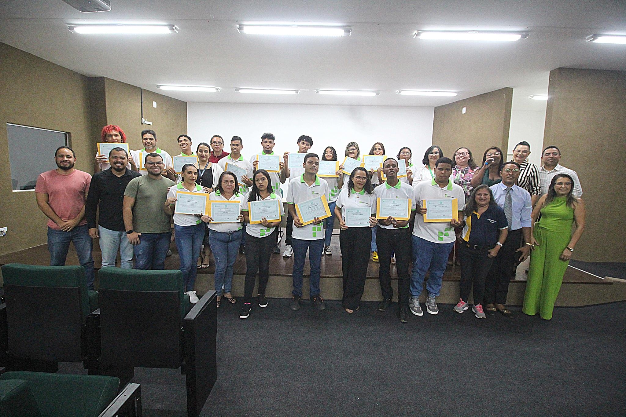 Estudantes da EJA recebem certificado de curso profissionalizante pelo IFRN