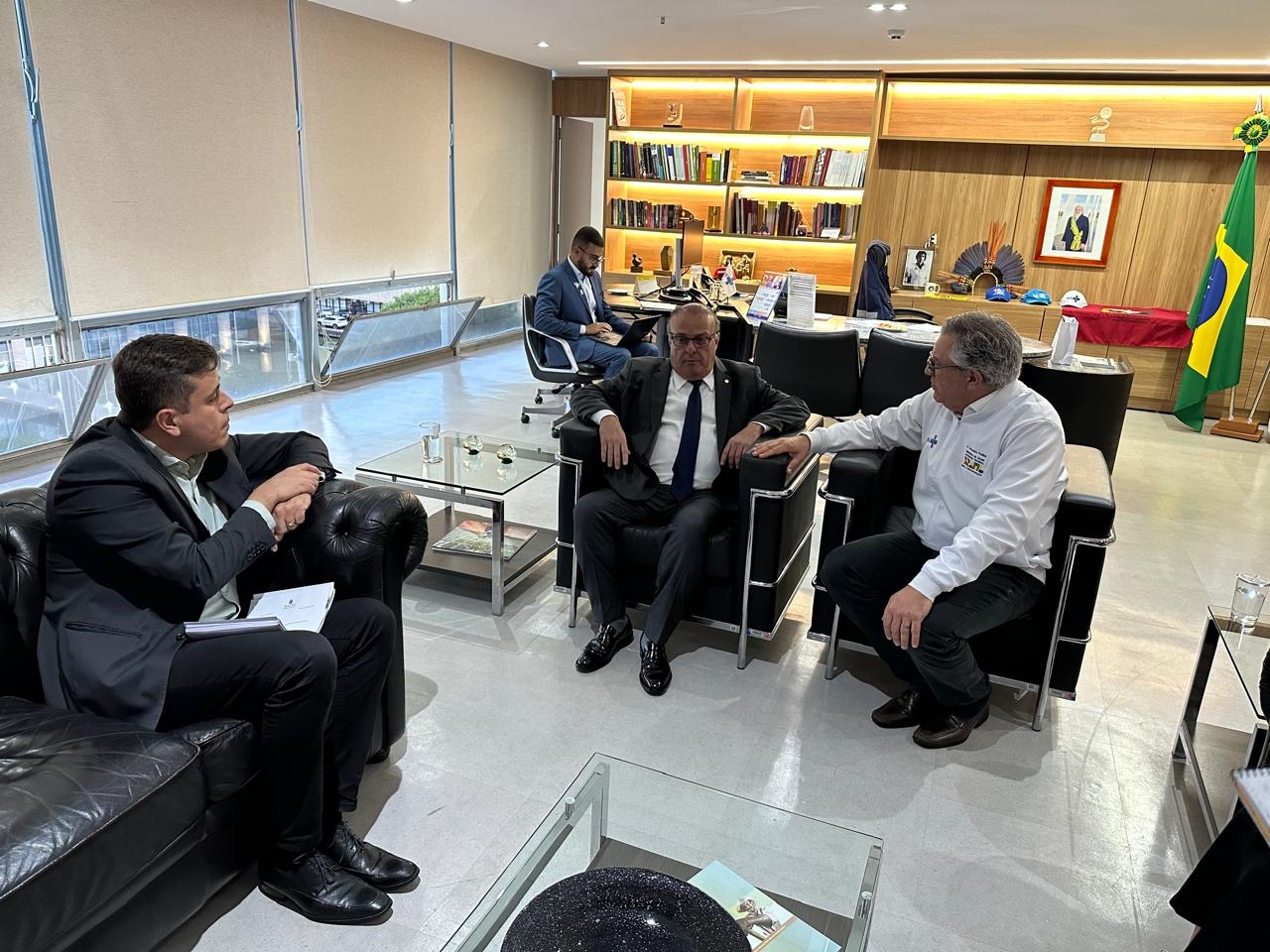 Em Brasília, prefeito Paulinho Freire participa de reuniões no Congresso e em Ministérios 
