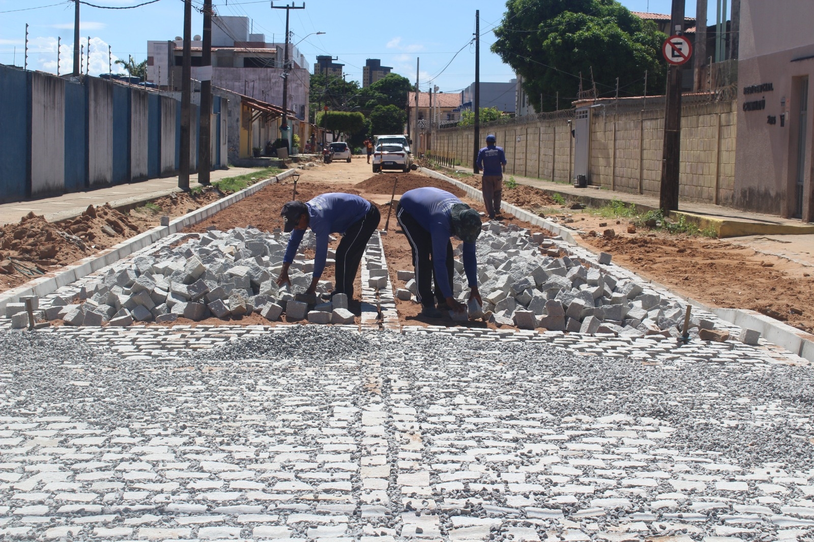 Prefeitura do Natal executa serviço de calçamento na Rua Teofilândia