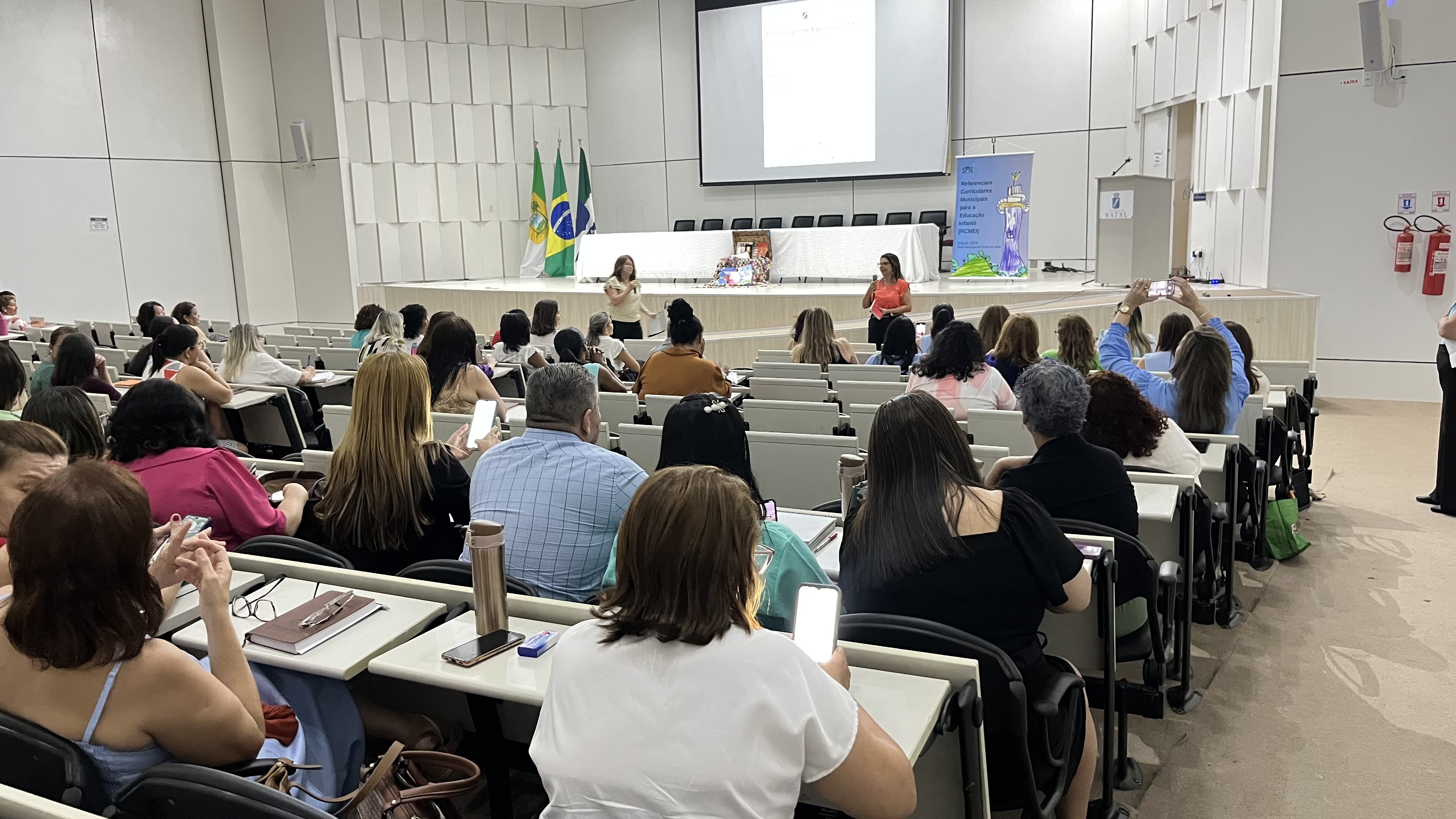 Diretores dos CMEIs discutem os Referenciais Curriculares durante formação continuada