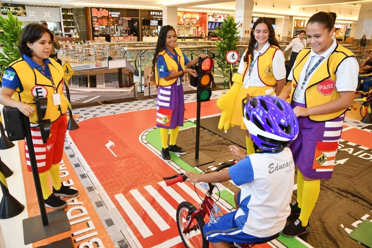 STTU leva campanha do Maio Amarelo para shopping