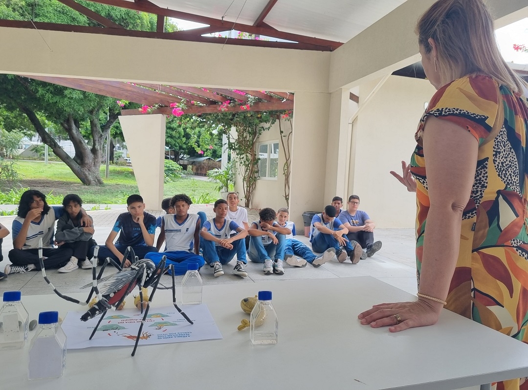 Estudantes participam de aulas voltadas ao controle da dengue no Bosque das Mangueiras