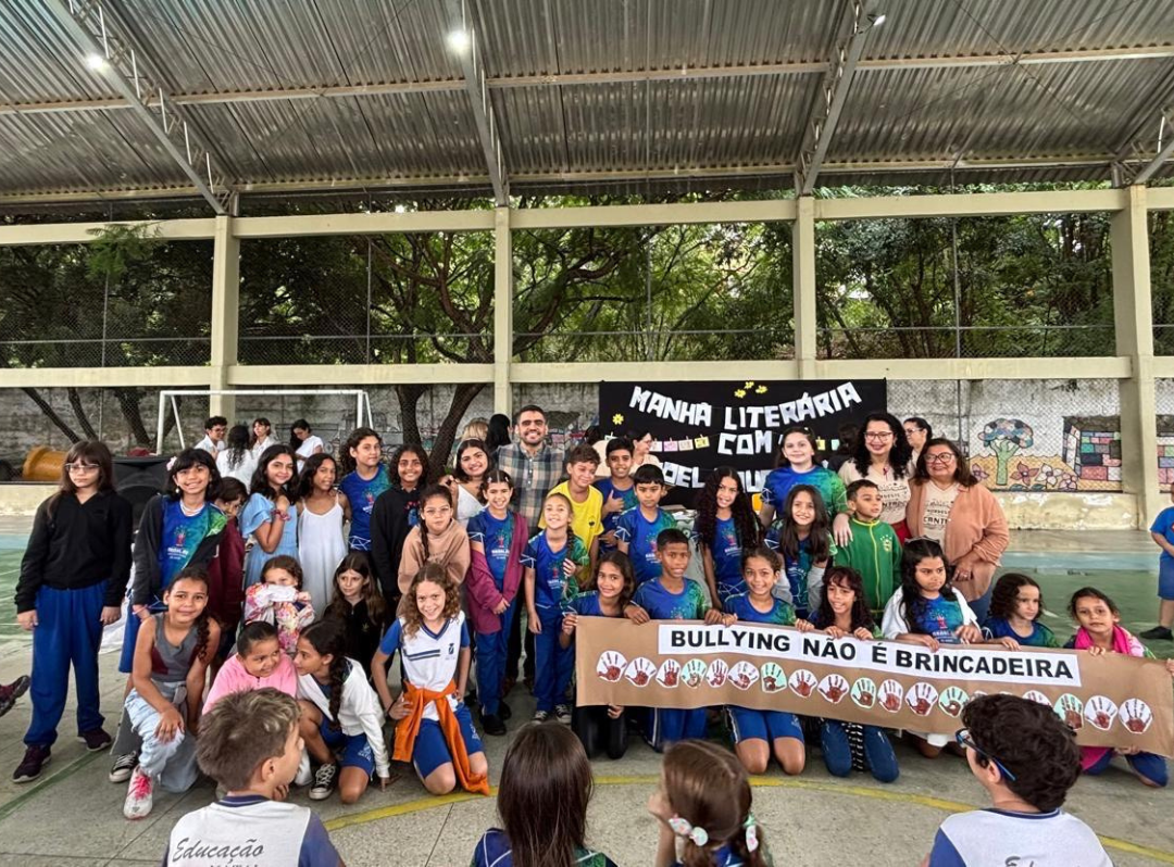 Estudantes conhecem e conversam com escritor potiguar