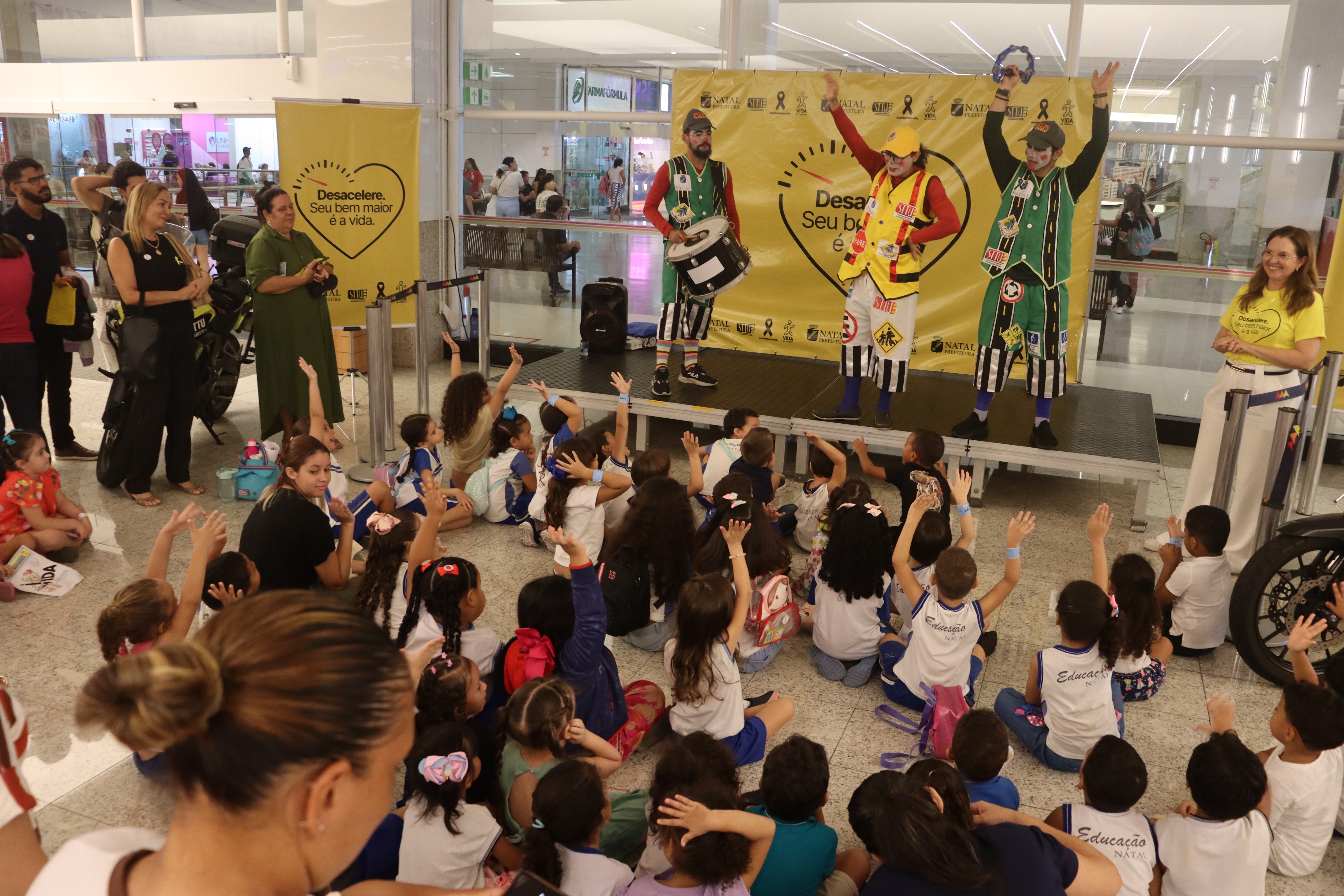 Prefeitura leva campanha Maio Amarelo ao Partage Norte Shopping com ação educativa para a família