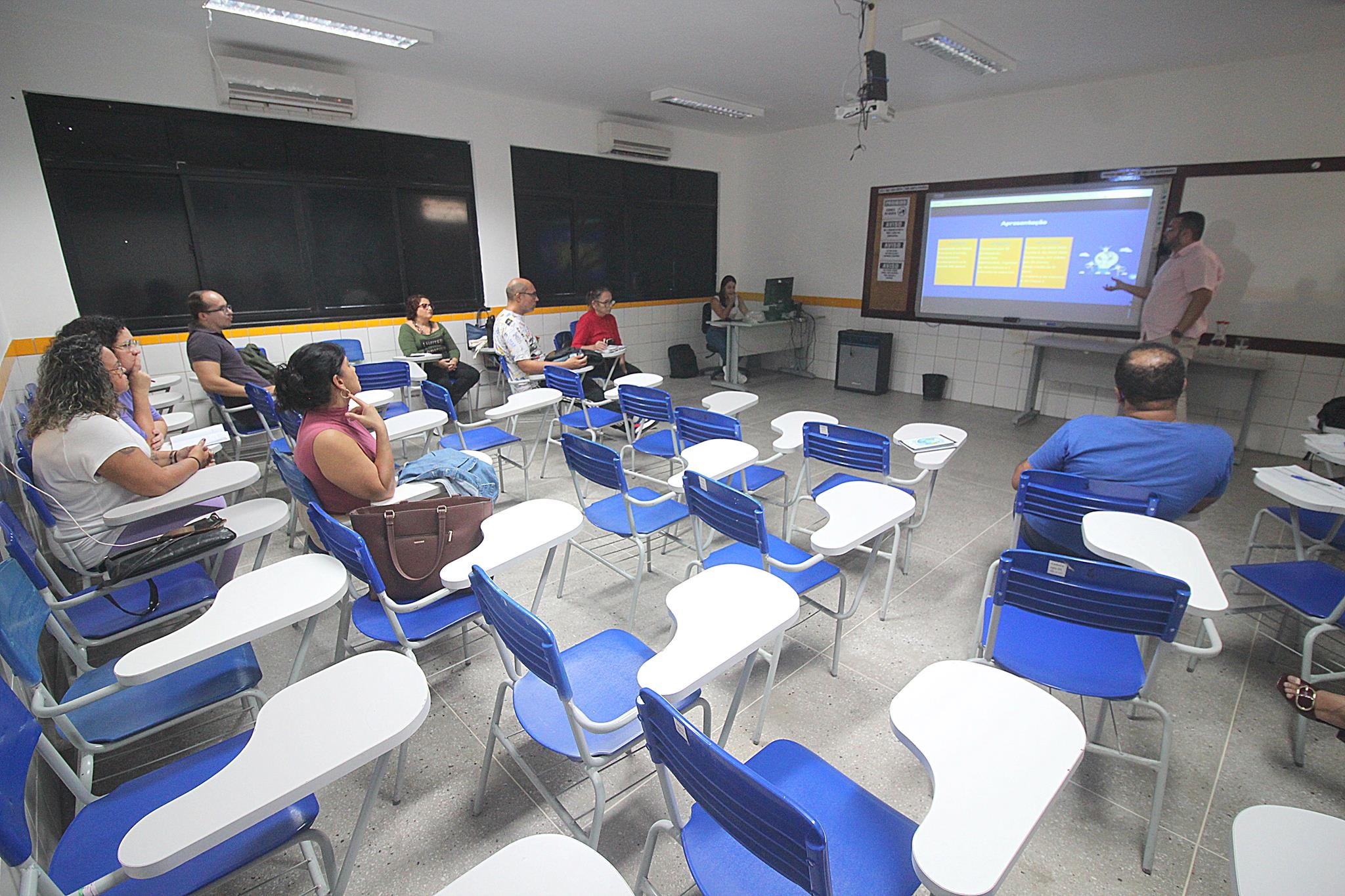 Professores discutem conteúdo de Assembleia de Classe em formação