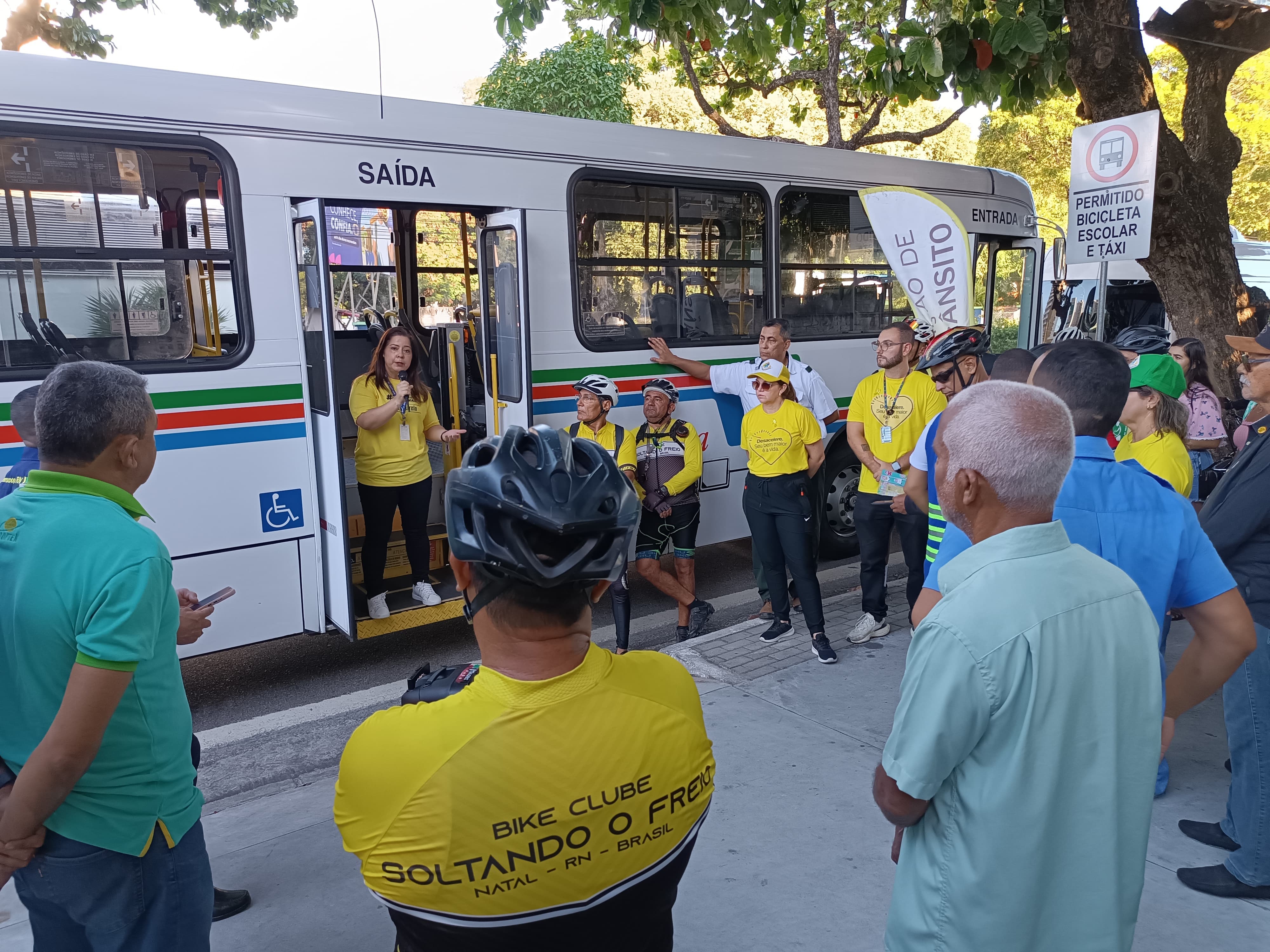Motoristas viram ciclistas e ciclistas viram motoristas em ação para um trânsito mais seguro
