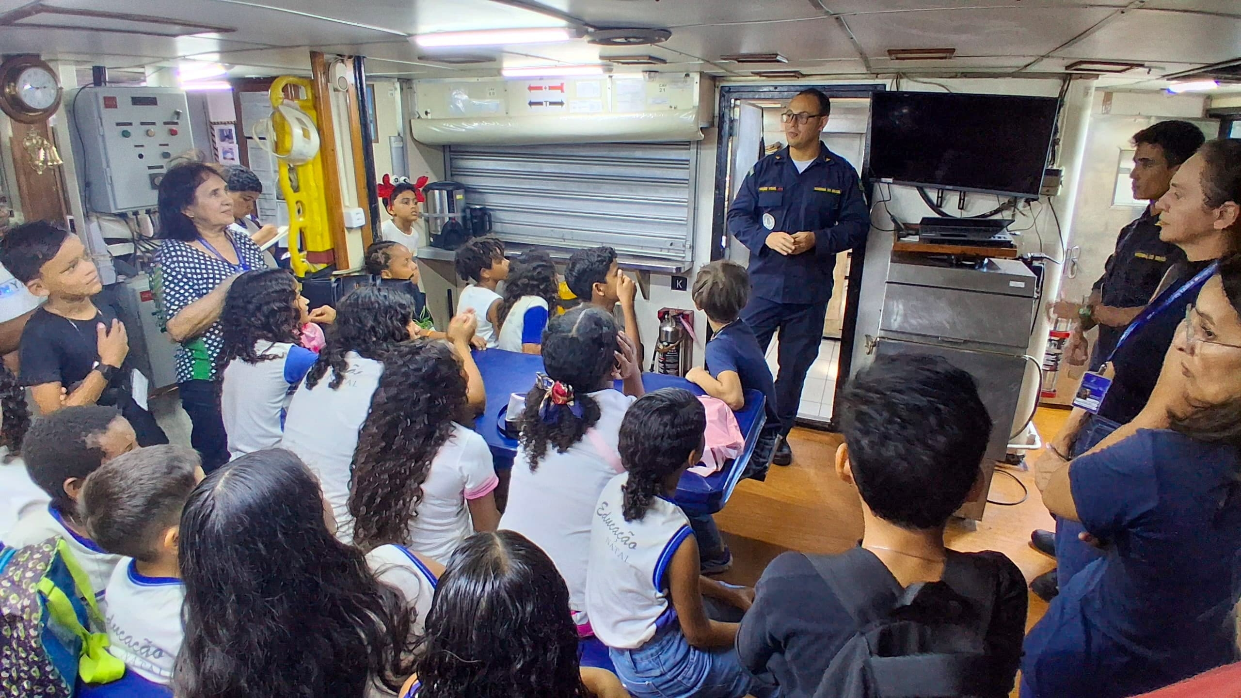 Estudantes da Escola M. Prof. José de A. Frazão visitam o Navio Grajaú