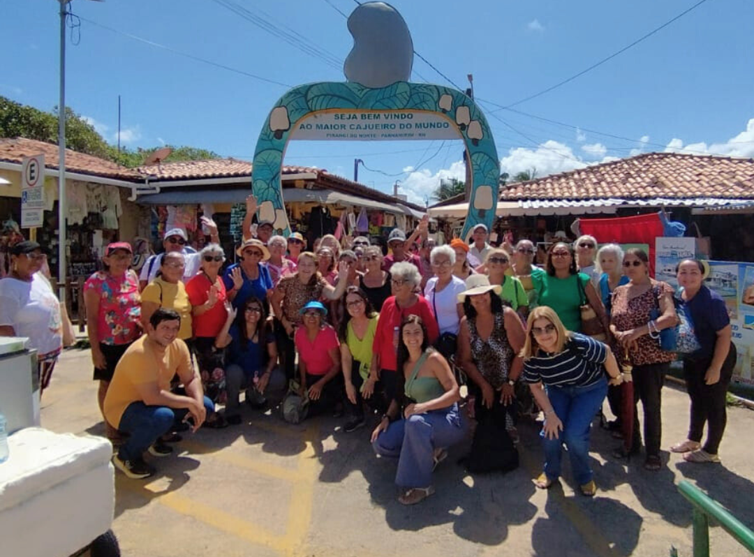 Idosos acompanhados pelo CEASI Natal realizam visita ao Cajueiro de Pirangi