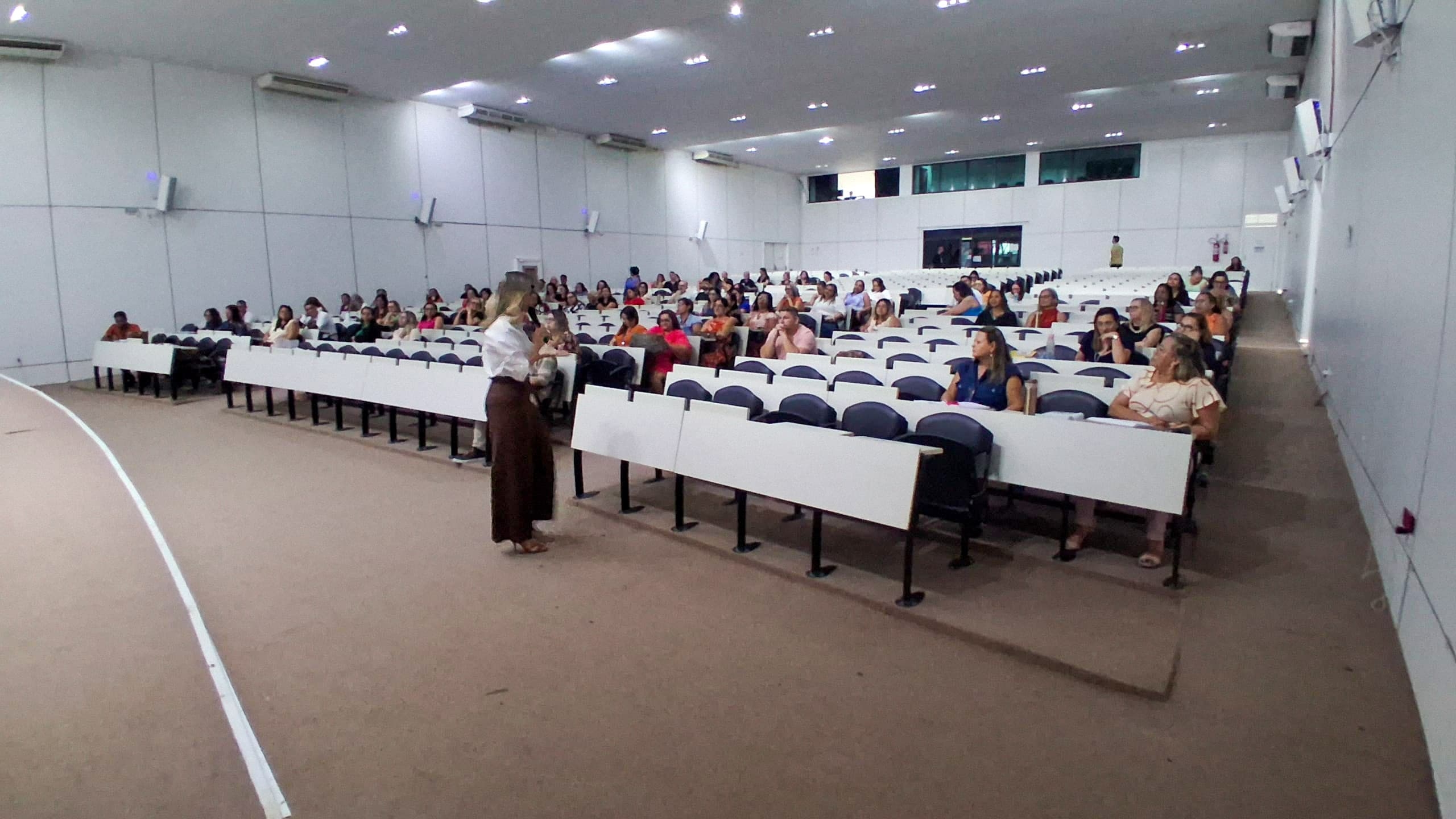 Formação para diretores escolares destaca liderança transformadora e gestão participativa