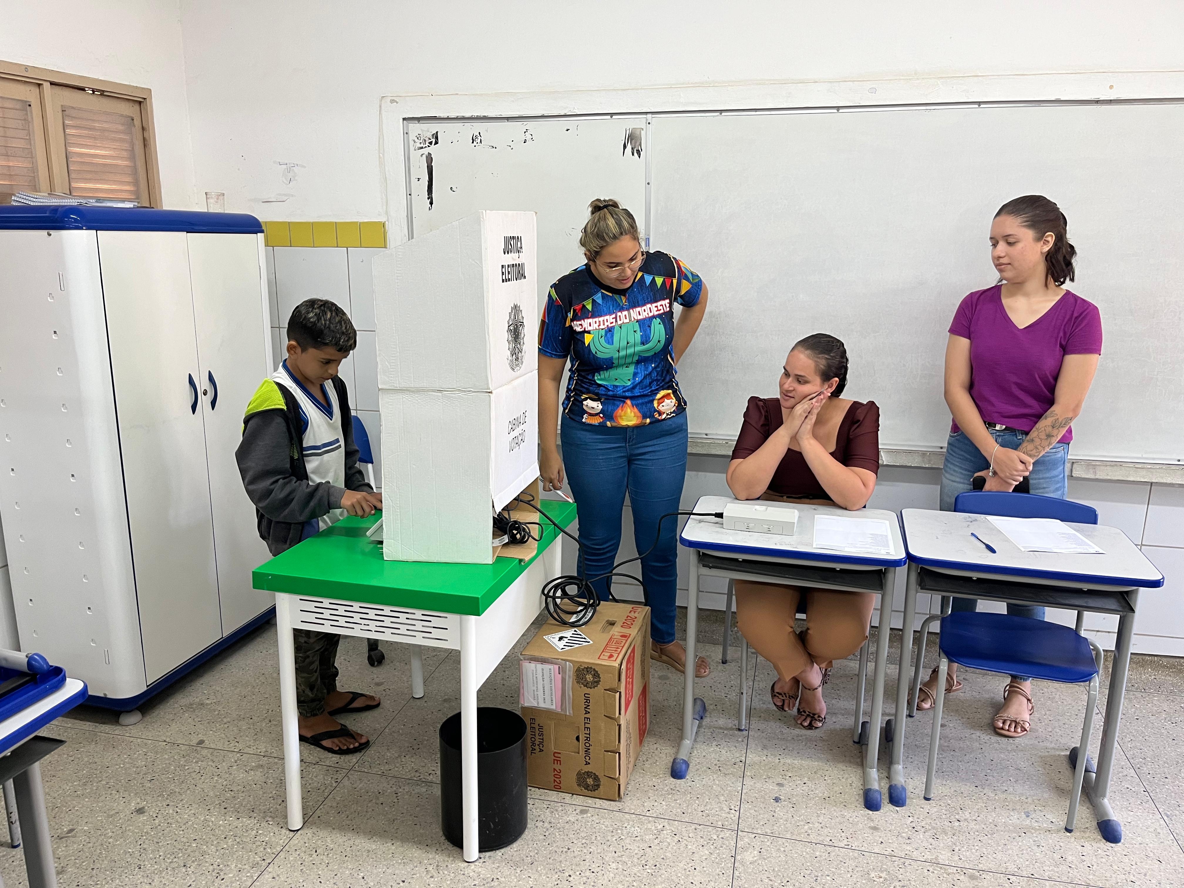 Projeto Eleitor do Futuro do TRE-RN realiza eleições para líderes de sala em duas escolas da Rede 