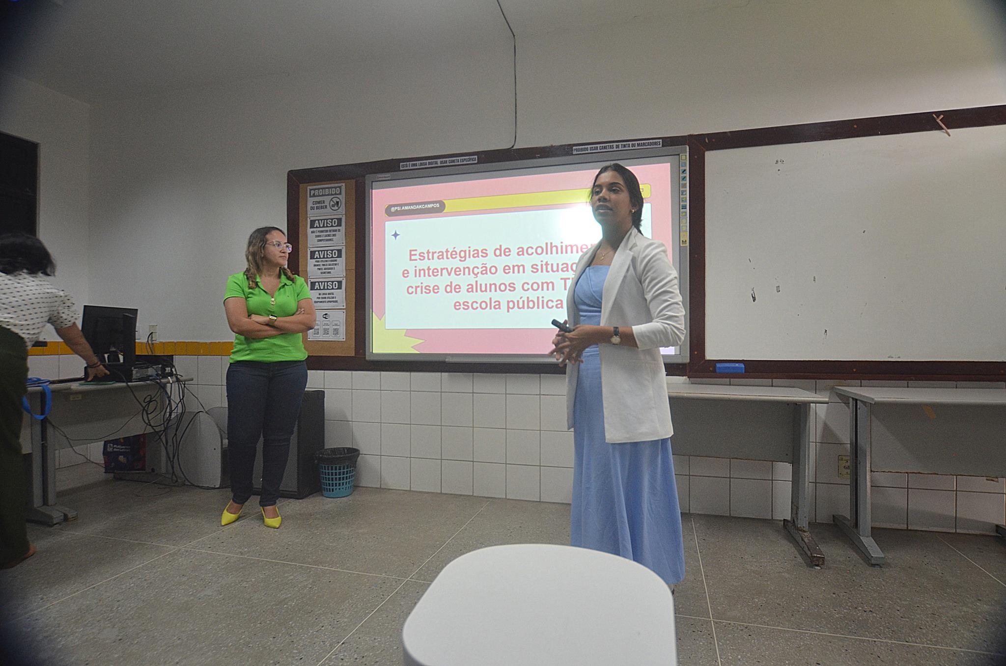Professores de Inglês aprendem com estudantes com TEA em situações de crise 