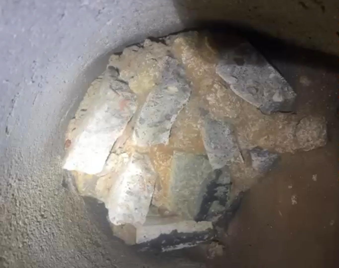 Pedras concretadas manualmente obstruem tubulação no bairro de Nazaré