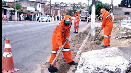 Garis da Urbana realizam limpeza no KM 6
