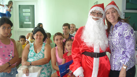 Sandra Celeste recebe Papai Noel em v&eacute;spera de Natal