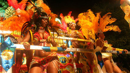 Tribos de &iacute;ndios e escolas de samba desfilam na Duque de Caxias