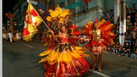 Desfile das escolas de samba leva p&uacute;blico &agrave; Ribeira
