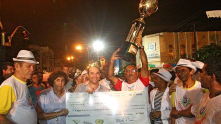 Escolas de samba e tribos de &iacute;ndios vencedoras voltaram a desfilar na Avenida Duque de Caxias
