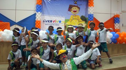 Alunos recebem livros de literatura infantil