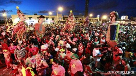 O Bloco Poetas, Carecas, Bruxas e Lobisomens alegra o s&aacute;bado de carnaval em Ponta Negra
