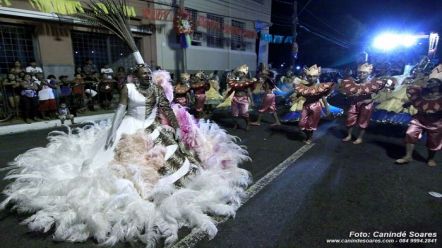 Segunda noite de desfiles das Escolas de Samba e Tribos de &Iacute;ndios anima p&uacute;blico  na Av
