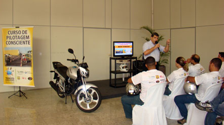 Motociclistas participam de Curso de Pilotagem Consciente 