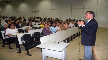 Secret&aacute;rio de Educa&ccedil;&atilde;o se re&uacute;ne com gestores