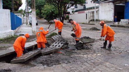 Equipes da Urbana refor&ccedil;am limpeza de bueiros na capital