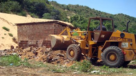 Opera&ccedil;&atilde;o desmonta constru&ccedil;&otilde;es irregulares em Cidade Nova