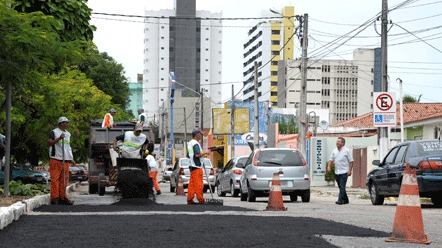 Obras de recupera&ccedil;&atilde;o do asfalto avan&ccedil;am na zona Sul de Natal