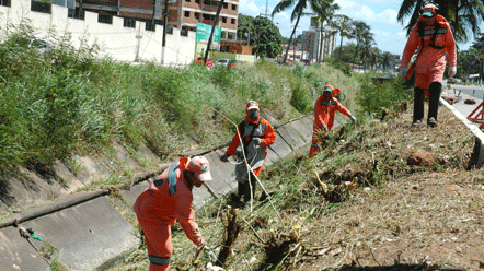 Urbana realiza servi&ccedil;os de limpeza no canal do baldo 