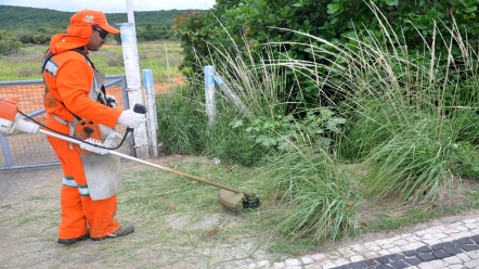 Urbana realiza mutir&atilde;o de limpeza em Ponta Negra