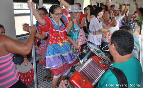 Benefici&aacute;rios do API-Conviver participam do Trem do Forr&oacute;