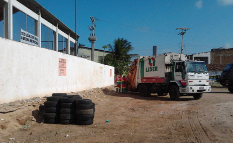 Terreno vizinho da Escola Municipal Santos Reis &eacute; limpo para receber plantio