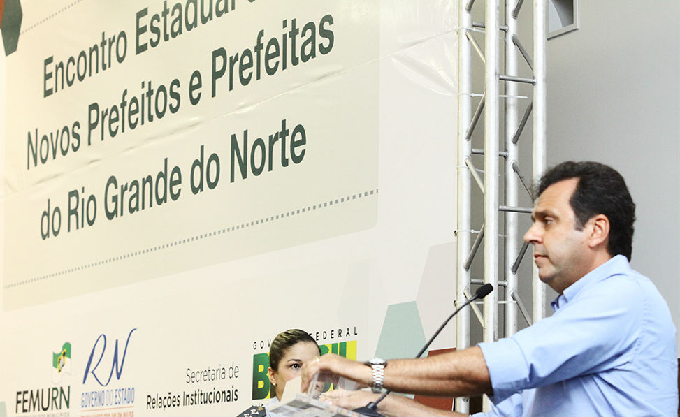 Carlos Eduardo abre Encontro Estadual de Prefeitos na Escola de Governo